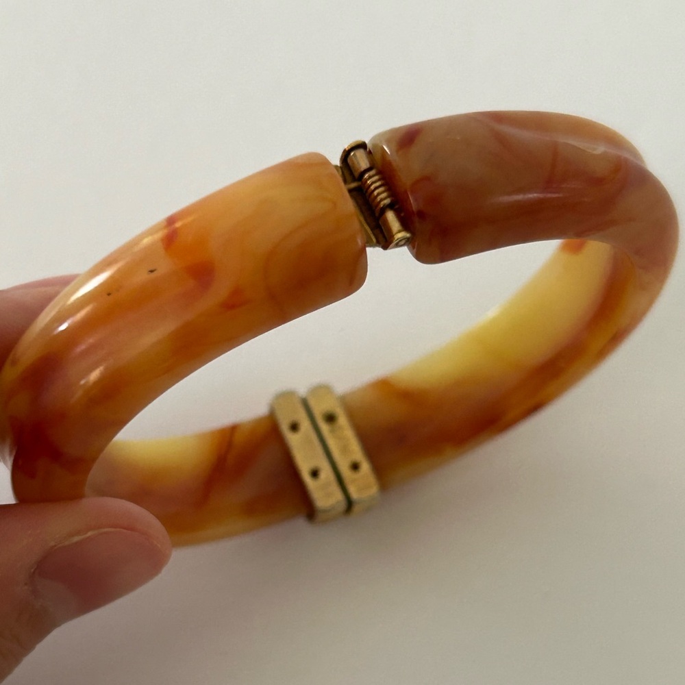 Avon (1981) Vintage Peach/Amber Marbled Bangle Hinged Cuff Bracelet - Picture 11 of 13